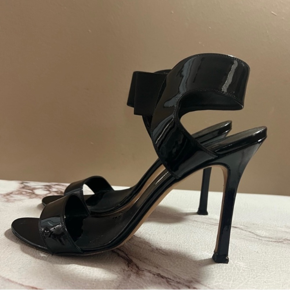 Authentic Manolo Blahnik Black Patent Strap Heeled Sandals Size 40